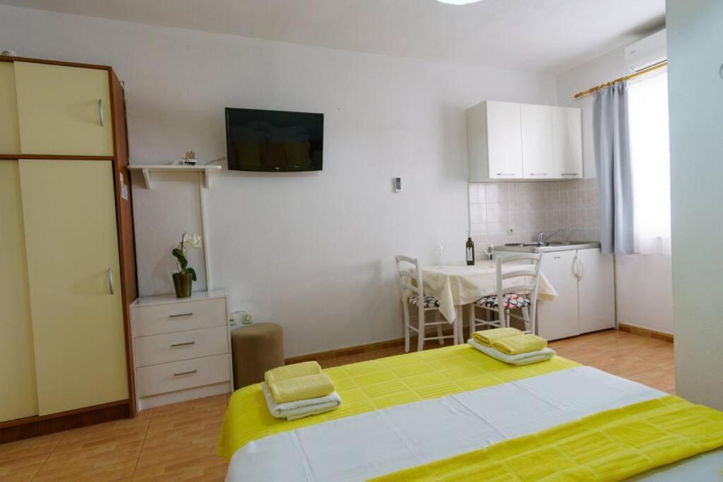 Lovely Studio Apartment For 2 Free Private Parking Makarska Esterno foto